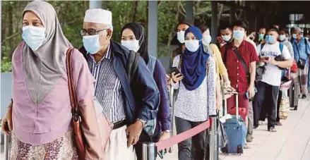  ?? (Foto hiasan) ?? Rakyat perlu memainkan peranan pastikan kawasan masing-masing bebas virus COVID-19.