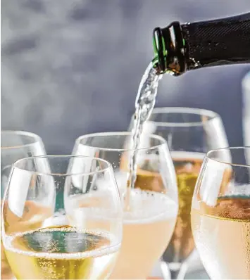  ?? Foto: AdobeStock ?? Die Mode ändert sich auch beim Glas: Während früher flache Sektkelche und später Flöten angesagt waren, serviert man Schaum weine heute oft in größeren Gläsern, die nach oben hin etwas schlanker werden.