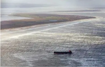  ?? Foto: dpa/Mohssen Assanimogh­addam ?? Die »Glory Amsterdam« vor Langeoog