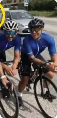  ?? ?? Fabio Cannavaro con gli amici ciclisti in azione. Sopra mentre si rifocilla con un trancio di pizza