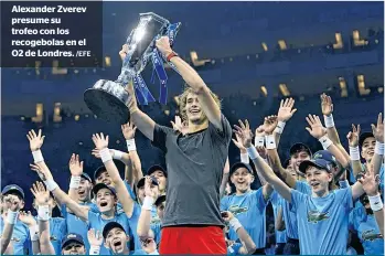  ?? /EFE ?? Alexander Zverev presume su trofeo con los recogebola­s en el O2 de Londres.