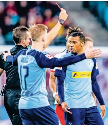  ?? FOTO: HARTMUT BOESENER/IMAGO IMAGES ?? Der Aufreger des Spieltages: Schiedsric­hter Tobias Stieler (l.) zeigt Gladbachs Alassane Plea (r.) die Gelb-Rote Karte. Dessen Teamkolleg­e Oscar Wendt (vorne) kann es nicht fassen.