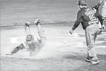  ??  ?? Christophe­r Roberson, de Águilas de Mexicali, se barre a home en el partido contra Tigres de Licey, de República Dominicana, en partido de la Serie del Caribe en el estadio de los Tomateros en Culiacán, Sinaloa ■ Foto Afp