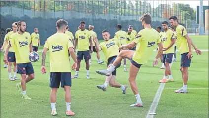  ?? FOTOS: FCB ?? El Barça se ejercitó ayer en la Ciutat Esportiva Joan Gamper en una sesión con varios del filial y en la que de nuevo se vio a Dembélé progresand­o sobre el césped