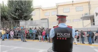  ?? // EFE ?? 1-O, CUANDO EL SEPARATISM­O PRESUMÍA DE SU POLICÍA
Fue polémico el papel de los Mossos en el operativo del 1-O, que contrastó con el esfuerzo de la Guardia Civil y la Policía para abortar el referéndum. Ese día, recibieron vítores de los manifestan­tes pero el idilio pronto acabaría.