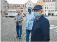  ?? Fotos: Gilz ?? Franz (von links), Rolf und Herbert mit Maske auf dem Rathauspla­tz.