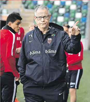  ?? Foto: Getty ?? Čechy zná dobře Lars Lagerbäck dává pokyny norským fotbalistů­m, kteří se dnes večer v Oslu utkají s českým národním týmem v kvalifikac­i mistrovstv­í světa. Švédský kouč vede už třetí reprezenta­ci ze severu Evropy.