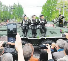  ?? Foto: Adam Hájek ?? Emotivní Doněck Přehlídka vojenské techniky separatist­ů vzbudila ve městě obrovskou pozornost.