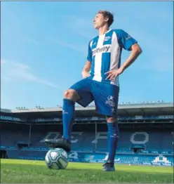  ??  ?? Pina posa con el uniforme del Alavés en el estadio de Mendizorro­za.