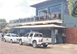  ??  ?? Agentes policiales verifican el lugar donde el sicario atacó a tiros a la víctima.