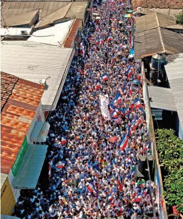  ??  ?? Despliegue. Miles de seguidores de ARENA se reunieron ayer en la ciudad de Usulután para escuchar al candidato presidenci­al Carlos Calleja.