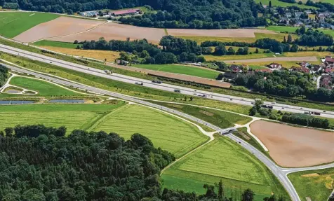  ?? Foto: Marcus Merk ?? Der Bahnausbau zwischen Augsburg und Ulm könnte die Adelsriede­r unmittelba­r betreffen. Verläuft hier bald die neue Trasse?