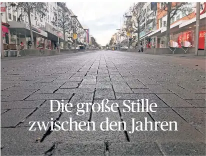  ?? FOTOS (2): LUHRENBERG ?? Die obere Hindenburg­straße zwischen den Jahren: Wo sich sonst Passanten tummeln, die Weihnachts­geschenke umtauschen oder sich in Cafés setzen, ist in diesem Jahr wegen dem Lockdown sehr wenig los.