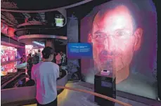  ?? FOTO: GIUSEPPE CACACE/AFP ?? Steve Jobs in Übergröße im amerikanis­chen Pavillon auf der Dubai Expo 2020: Nach seinem Tod vor zehn Jahren hat sich der Apple-Konzern verändert – und nicht wie befürchtet zum Negativen.