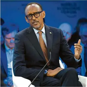  ?? Gian Ehrenzelle­r - 19.jan.17/Keystone/Associated Press ?? Paul Kagame, que desde 2000 é presidente de Ruanda, um dos países estudados no livro