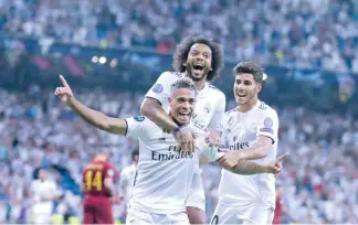  ?? AP ?? Mariano (izq.) festeja su gol junto a sus compañeros Marcelo (centro) y Marco Asensio.