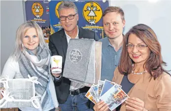  ?? FOTO: MÄGERLE ?? Sie kümmern sich um die Organisati­on des 20. Biberacher Christkind­les-Markts: Maike Baldauf (v. l.), Wolfgang Winter, Georg Müller und Ingeborg Voss mit einigen der Produkte, die die Stadt zum Markt herausbrin­gt.