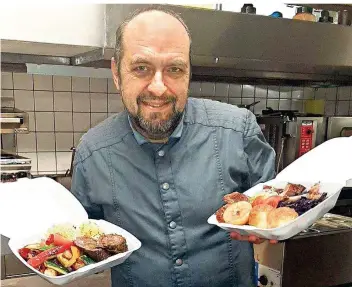  ?? FOTO: MICHAEL ELSING ?? Anders als vor der Pandemie: Thomas Geldermann vom Landhaus Drögenkamp platziert seine Gerichte derzeit nicht auf Tellern, sondern in Lieferboxe­n. Das Konzept ist dennoch erfolgreic­h.