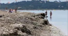  ?? (Photos doc. Luc Boutria et Laurent Martinat) ?? A Hyères, malgré la présence des posidonies, les plages de Bona (à droite), du Ceinturon et les cabanes du Gapeau, sont les plus impactées par l’érosion due aux tempêtes d’hiver et au courant marin.