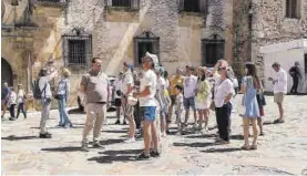  ?? ?? Visitas guiadas Turistas en verano en el casco antiguo.