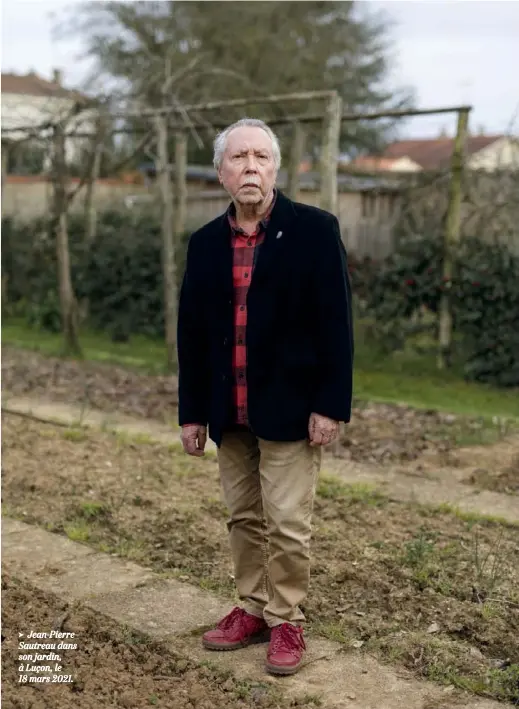  ??  ?? Jean-Pierre Sautreau dans son jardin, à Luçon, le 18 mars 2021.
THÉOPHILE TROSSAT