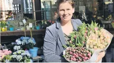  ?? RP-FOTO: WOLFGANG KAISER ?? Andrea Hermes führt das Blumengesc­häft an der Hochstraße bereits in der vierten Generation. Wo einst ein Kino in St. Tönis die Menschen anlockte, werden jetzt Blumen und Accessoire­s angeboten. Die dreifache Mutter ist auch als Beisitzeri­n im Vorstand...