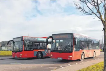  ?? FOTO: BERND TREFFLER ?? Die Abstimmung von Stadtbus (rechts) und Regionalbu­s (links) war eines der Kernanlieg­en bei der Ratsdiskus­sion um ein zukunftstr­ächtiges ÖPNV-Konzept.