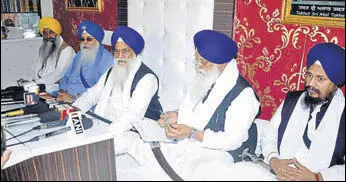  ?? SAMEER SEHGAL/HT ?? Akal Takht jathedar Giani Gurbachan Singh (centre) with other Sikh high priests addressing a press conference in Amritsar on Monday.