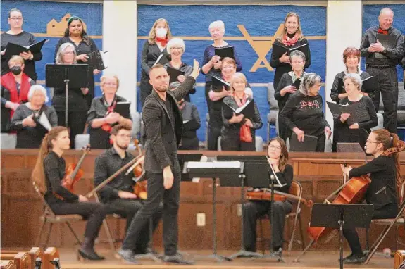  ?? Photos by J. Patric Schneider/Contributo­r ?? Justin Langham directs a Christmas concert at First United Methodist Church recently in Missouri City.