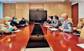  ??  ?? Le 2 avril, Liu Yuxi, chef de la Mission chinoise auprès de l’UA, et Kwesi Quartey, vice-président de la Commission de l’UA coprésiden­t la réunion conjointe contre le COvID-19 au siège de l’UA.