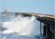  ?? ARCHIVO ?? El fuerte oleaje ha hundido la estructura del muelle.