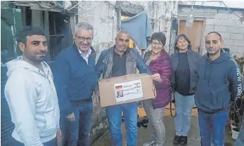  ?? FOTOS: LIBANON-PROJEKT ?? Eine Delegation aus Amtzell mit Paul Locherer, Imelda Schnell und Verena Mayer überbracht­e bei ihrem letzten Besuch im Libanon die Essenspake­te und löste damit große Freude aus.