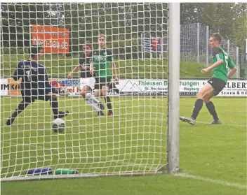  ?? RP-FOTO: NIPKO ?? Hier trifft der Beecker Niklas Braun (weiße Hose) per Diagonalsc­huss zum 2:1-Sieg für den FC Wegberg-Beeck II, vorbei an Torwart Nicolas Mion.