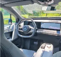  ?? ?? Bei BMW dominiert vorne ein geschwunge­nes Display, beim VW ein großes, ergonomisc­h ausgericht­etes zentrales. Der iX lässt sich aber auch noch per Dreh-Drück-Controller bedienen.
