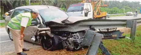  ??  ?? Keadaan kereta yang dinaiki seorang jururawat Hospital Kulim yang maut apabila hilang kawalan dan melanggar pembahagi jalan di Jalan Baru Kulim- Baling, berdekatan Kampung Balik Angin, semalam.