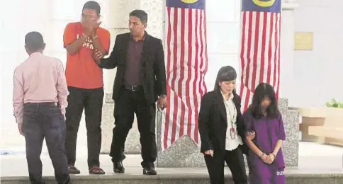  ??  ?? BEKAS pembantu teknikal PETRONAS Carigali (kiri) dan seorang pengarah wanita syarikat kontraktor (kanan) di Mahkamah Majistret Putrajaya semalam untuk lanjutan tempoh reman.