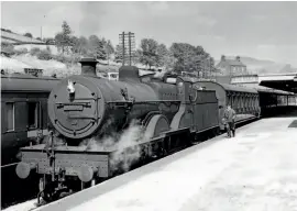  ??  ?? Former LMS Compound 4-4-0 No. 40907 arrives at Chinley with the 2pm (Sundays) Sheffield Midland to Manchester Central train on June 19, 1959. MORTONS RAILWAY MAGAZINE ARCHIVE/ ALAN H BRYANT.