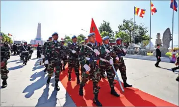  ?? HONG MENEA ?? ‘Blue helmets’ prepare for a ceremony to mark the 25th anniversar­y of the end of civil war and the win-win policy, on December 29.