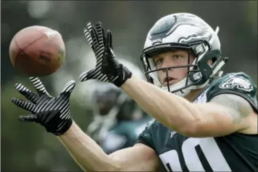  ?? MATT ROURKE — THE ASSOCIATED PRESS ?? Canadian rugby star Adam Zaruba shows he’s comfortabl­e catching a football during an Eagles training camp session Friday in Philadelph­ia.