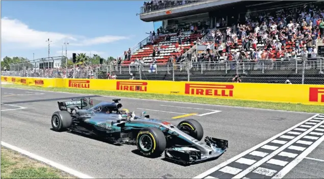  ??  ?? REGRESO. Lewis Hamilton se llevó la victoria en el circuito de Montmeló, es la segunda que logra esta temporada, la primera fue en el GP de China.