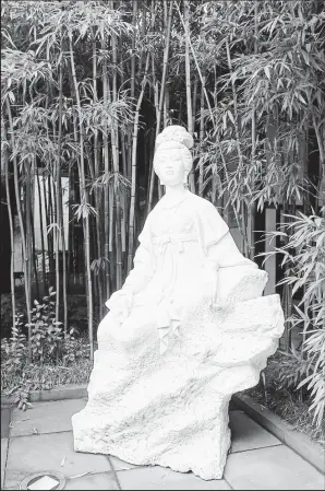  ??  ?? A statue of poetess Xue Tao in Wangjiangl­ou Park, Chengdu, China (Wikimedia Commons)