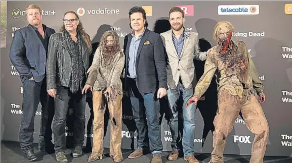  ?? RAFAEL NAVARRO MATILLA / FOX ?? De promoción por Europa. Greg Nicotero (segundo humano por la izquierda) y los actores Michael Cudlitz (Abraham), Josh McDermitt (Eugene) y Ross Marquand (Aaron) están de ruta por Europa. El pasado martes celebraron un encuentro con fans en Madrid