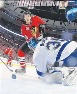  ?? Bruce Bennett
Associated Press ?? LIGHTNING GOALIE Ben Bishop def lects a shot by the Blackhawks’ Andrew Shaw. But Chicago’s Duncan Keith and Patrick Kane did find the net.
