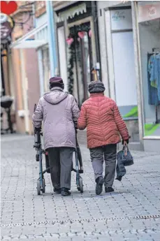  ?? FOTO: NICOLAS ARMER/DPA ?? Wegen steigender Infektions­zahlen könnten in Baden-württember­g schon bald wieder einheitlic­h schärfere Maßnahmen gelten. Damit würde auch eine Regelung fallen, die bei den Landkreise­n ohnehin nicht besonders beliebt war.