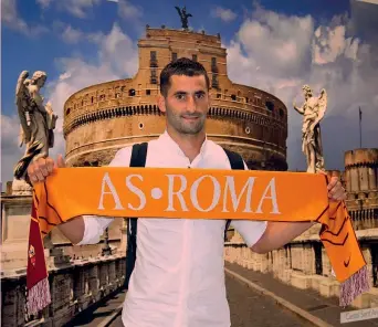  ?? ANSA ?? Maxime Gonalons, 28 anni, al suo arrivo a Fiumicino posa davanti a una foto di Roma