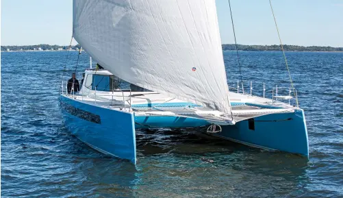  ??  ?? The clean lines of the Anton du Toit-designed Balance 526 translate to slippery hulls that will easily knock off double-digit boat speeds under sail (top). The lightweigh­t constructi­on features vacuum-bagged epoxy reinforced with carbon (far left). Because the hulls are so fine, the designer opted for raised, athwartshi­p forward berths (left).