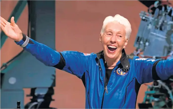  ?? Bild: Blue Origin ?? Wally Funk, 82-årig flygpionjä­r, var strålande glad när hon tillsamman­s med miljardäre­n Jeff Bezos, hans bror Mark Bezos och 18-årige nederländs­ke studenten Oliver Daemen kom tillbaka från rymdfärden på tisdagen.