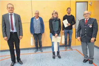  ?? FOTO: WOLFGANG LUTZ ?? Neben Bürgermeis­ter Magnus Hoppe sind auch Reinhold Burkert, Ramona Müller, Christian Niederer und DRK-Ortsverein­svorsitzen­der Wolfgang Renn (von links) bei der Sitzung anwesend.