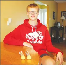  ?? SUEANN MUSICK/THE NEWS ?? Ross MacLeod of Pictou keeps two EpiPens by his side in case he has an allergic reaction.