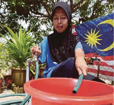  ??  ?? Norazilah Ab Rasul says her area was affected a day after the water cut notice. PIC BY HAIRUL ANUAR RAHIM